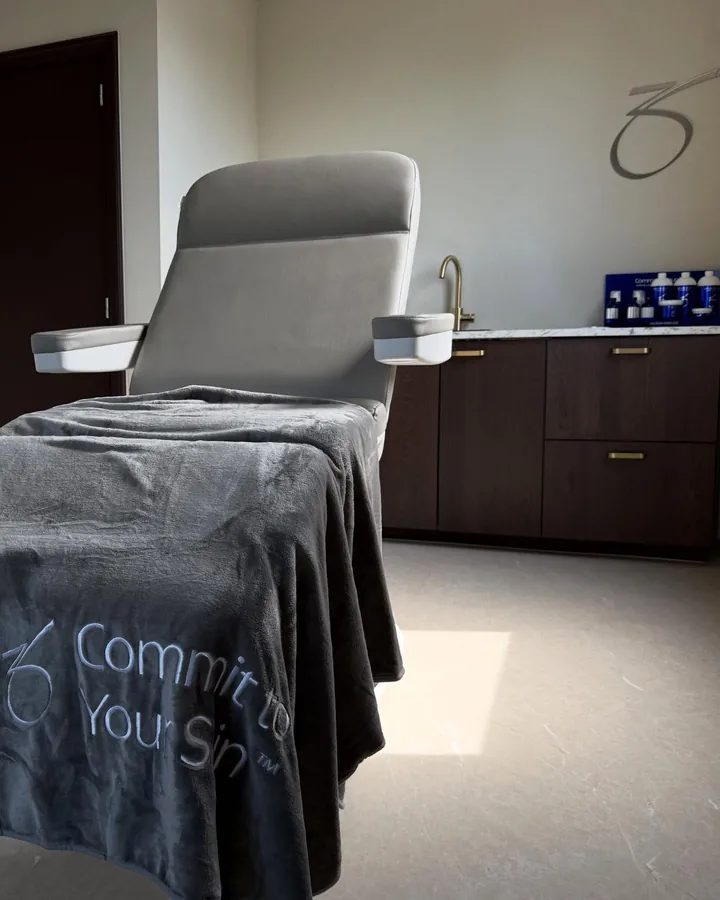 Behandelstoel in een behandelkamer van LIV Derma Institute in Almere
