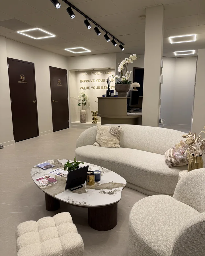 Wachtruimte van LIV Derma Institute in Almere